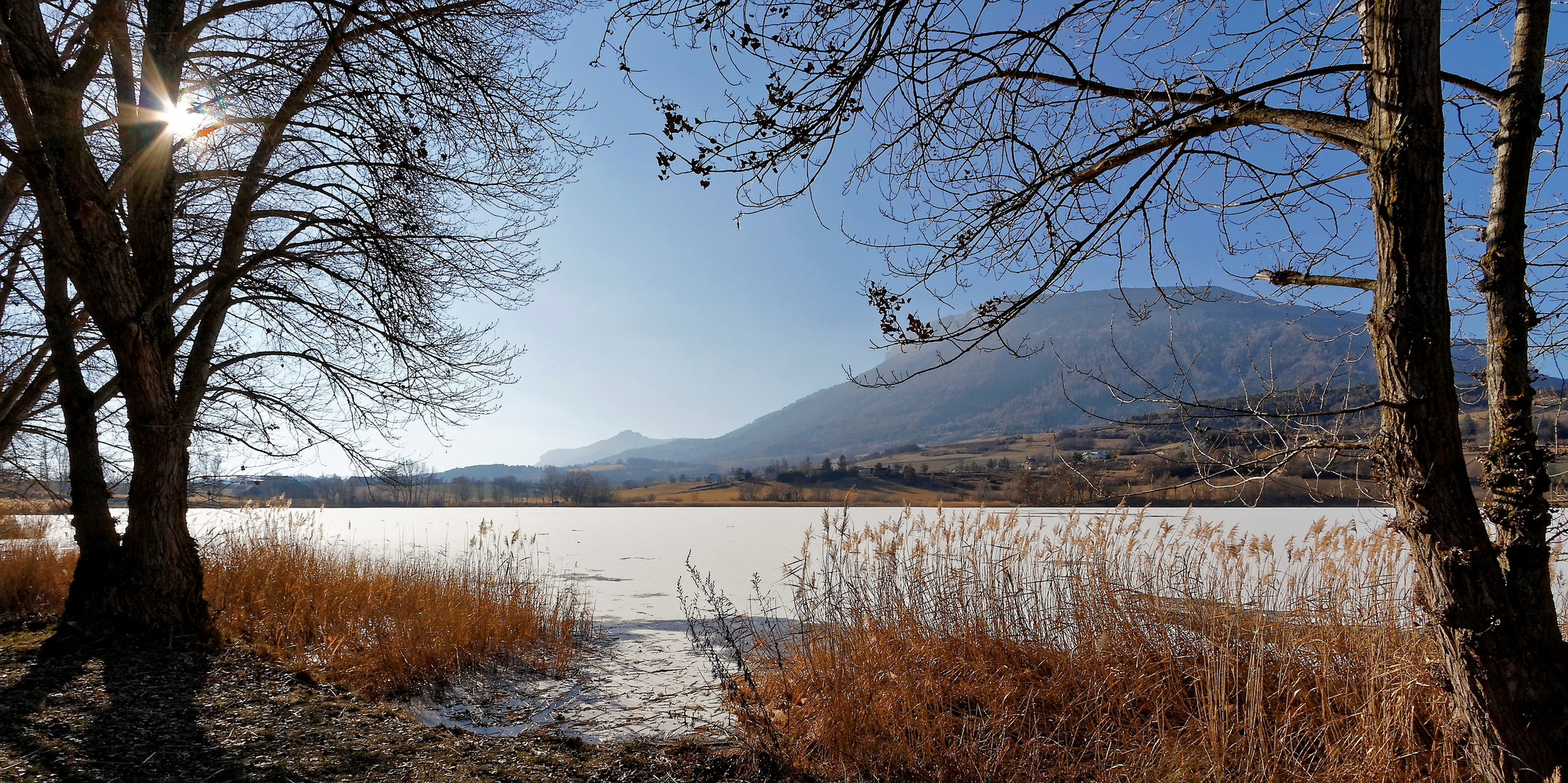 " Lac de Pelleautier " ( Hautes-Alpes ) régulièrement gelé en hiver.