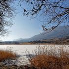 " Lac de Pelleautier " ( Hautes-Alpes ) régulièrement gelé en hiver.