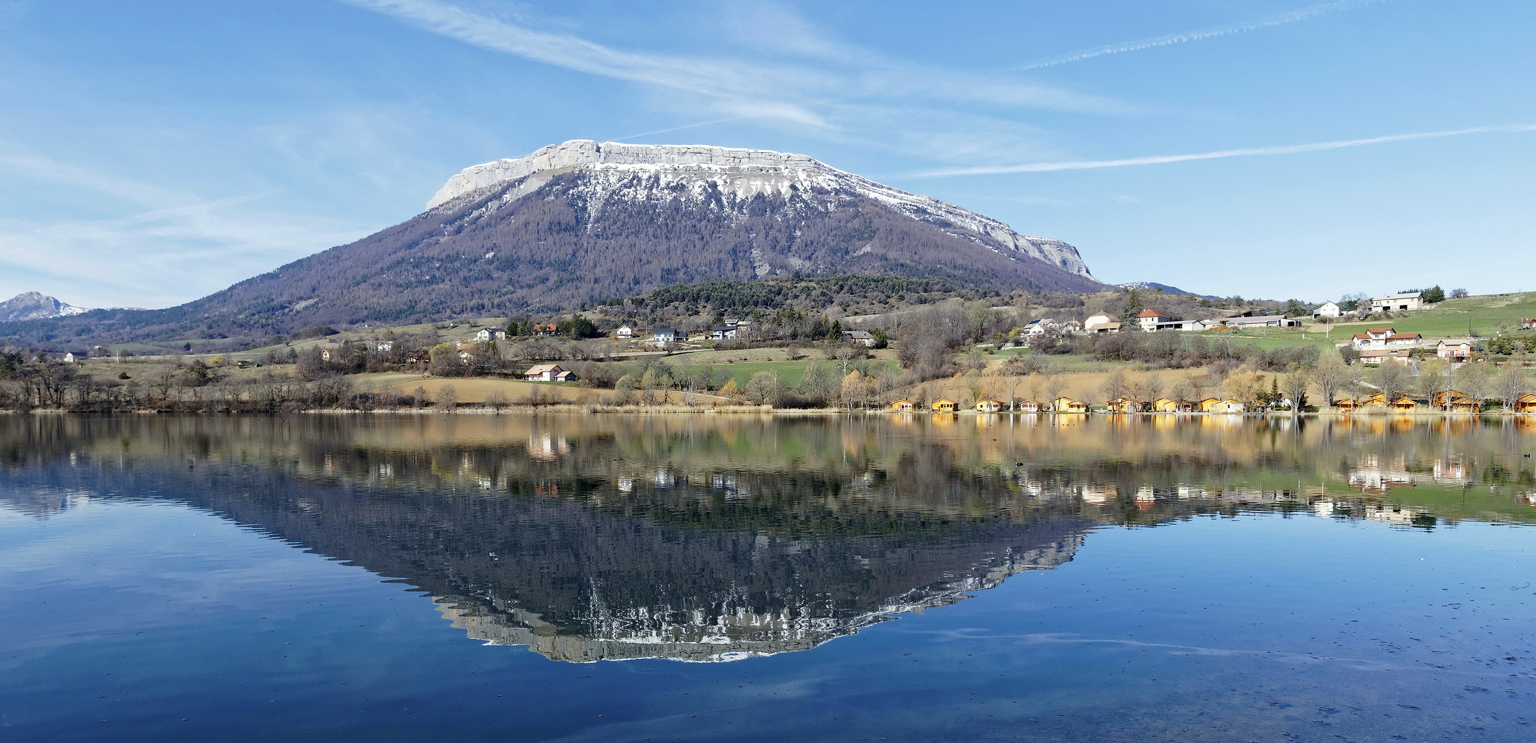 " Lac de Pelleautier "...miroir de "La Montagne de Céüse"...( Hautes-Alpes )