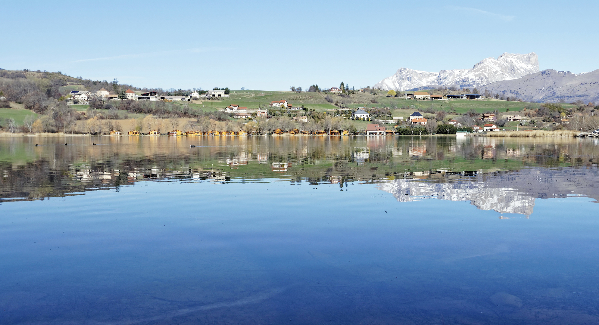 "Lac de Pelleautier"....au loin le " Pic de Bure " ( Hautes-Alpes )