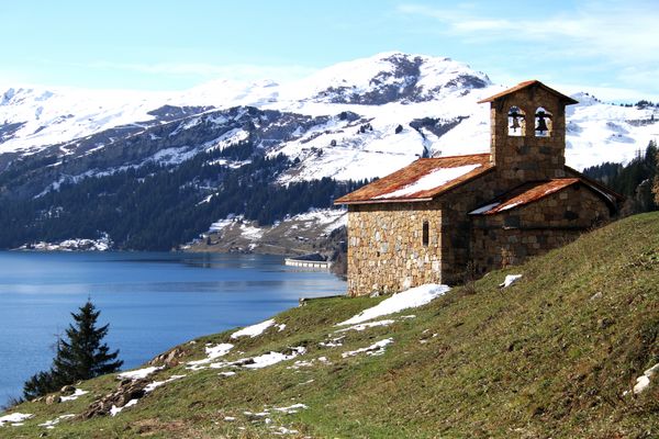 Lac de Roselend et sa chapelle typique dans le Beaufortain