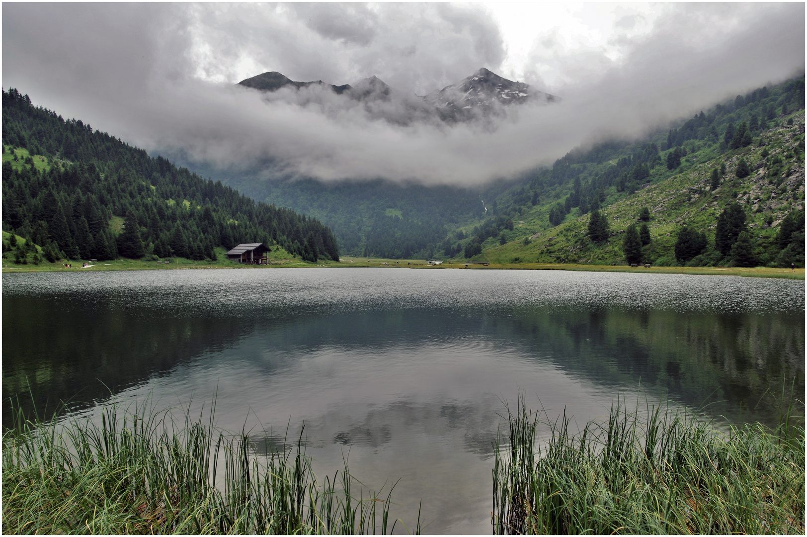 lac de tueda , meribel par temps nuageux