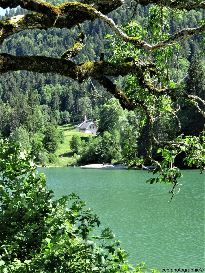 Lac de Vallon avec sa petite chapell - Chablais