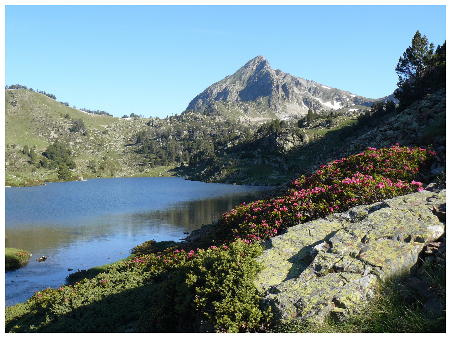 Lac du Milieu 2245m et Pic de Bastan 2715m.