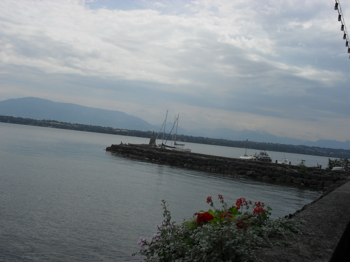 Lac Léman et ses montagnes depuis Versoix