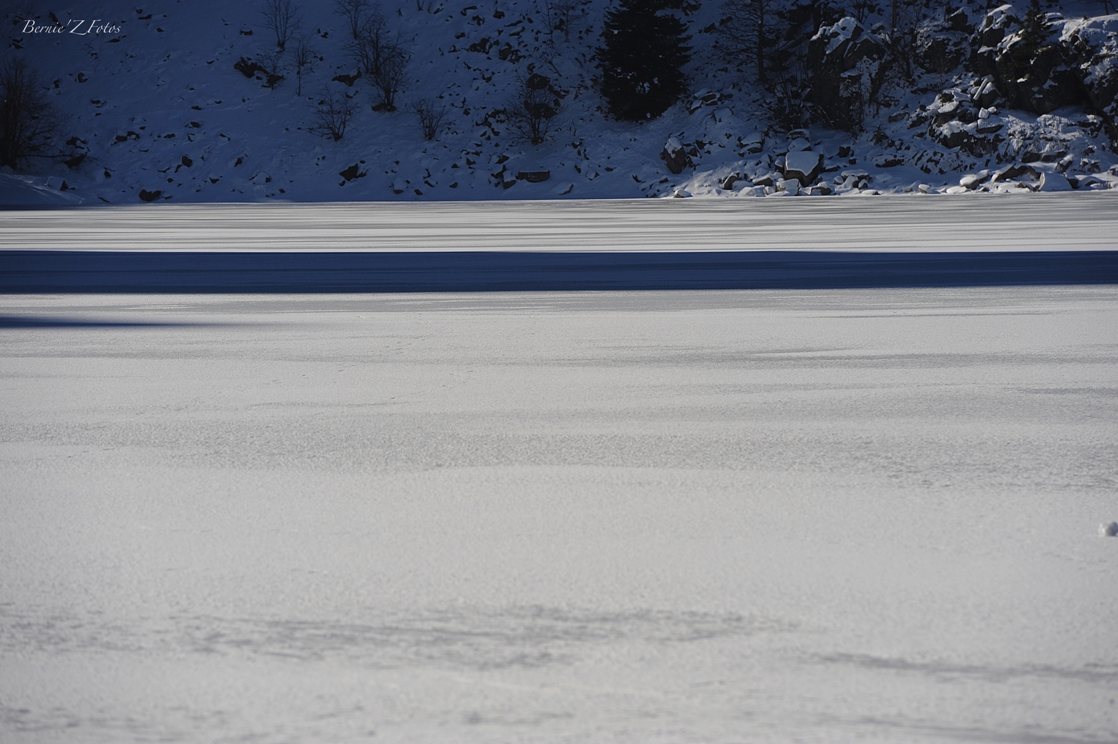 Lac noir en blanc