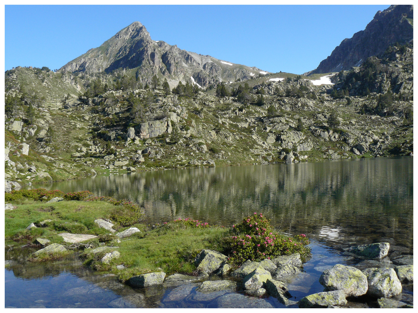 Lac Supérieur alt.2260m et Pic de Bastan alt.2715m.