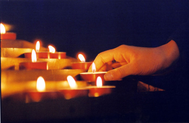 L'accensione della candela in chiesa