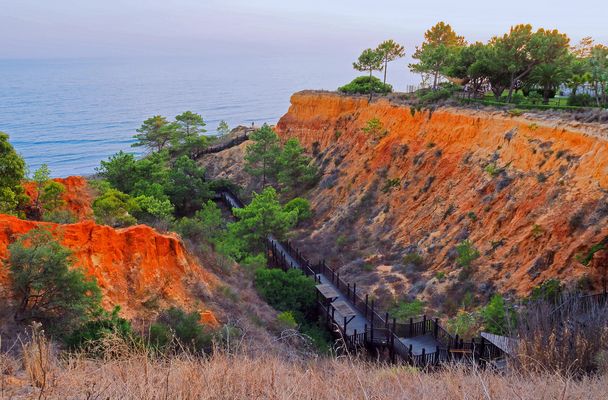 L’accès à une plage de Olhos de Agua
