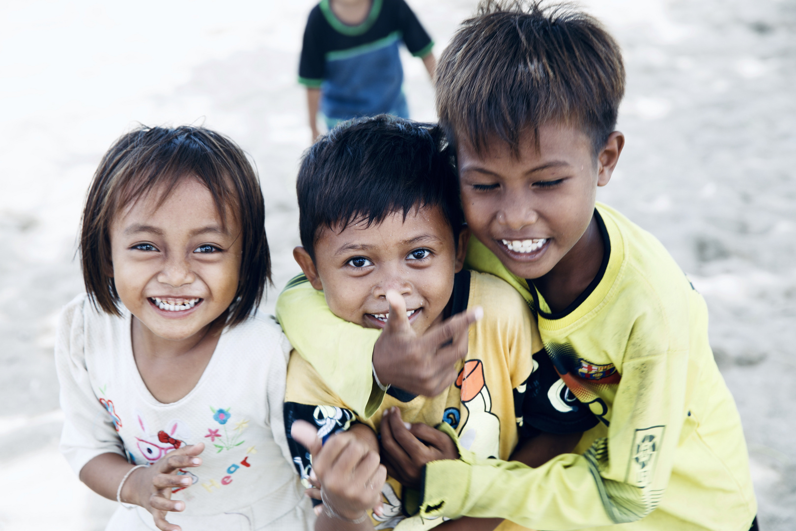 Lachende Kinder auf Lombok