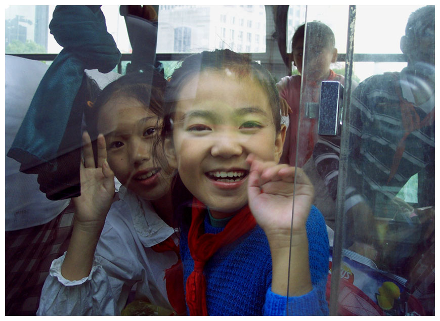 Lachende Kinder in Bus in China