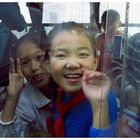 Lachende Kinder in Bus in China