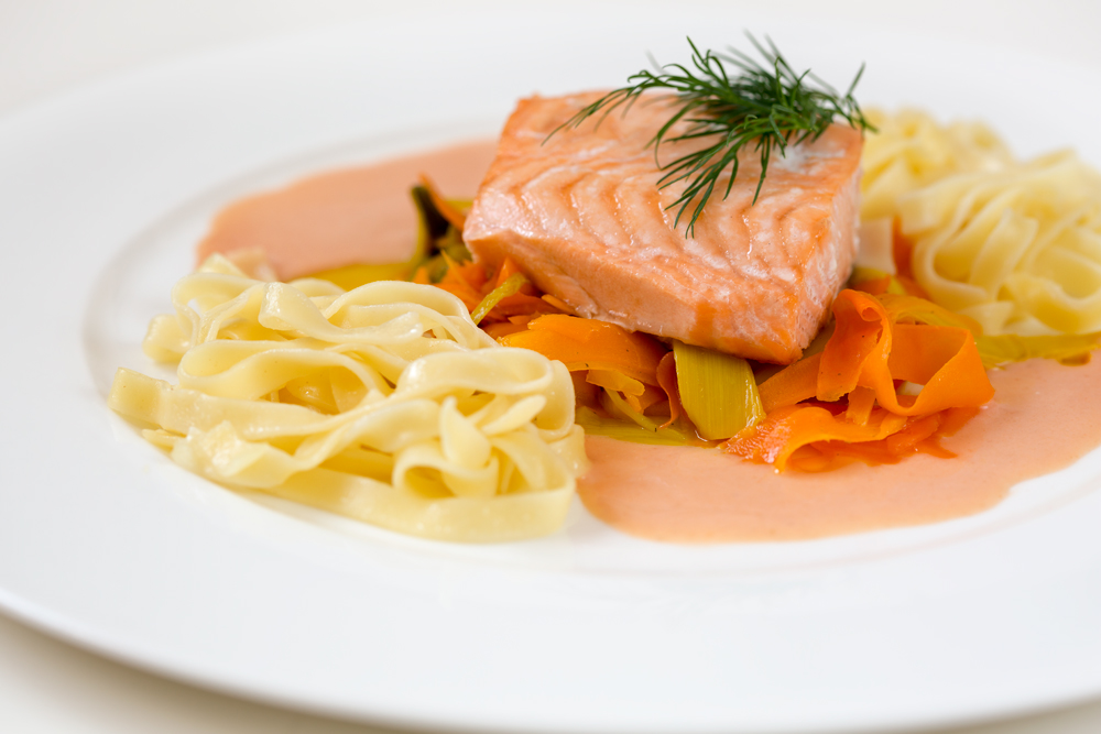 Lachs auf Gemüsebett mit Nudeln