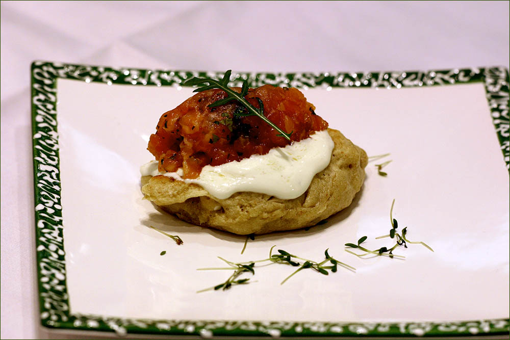 Lachs-Tartar auf Buchweizenblinis