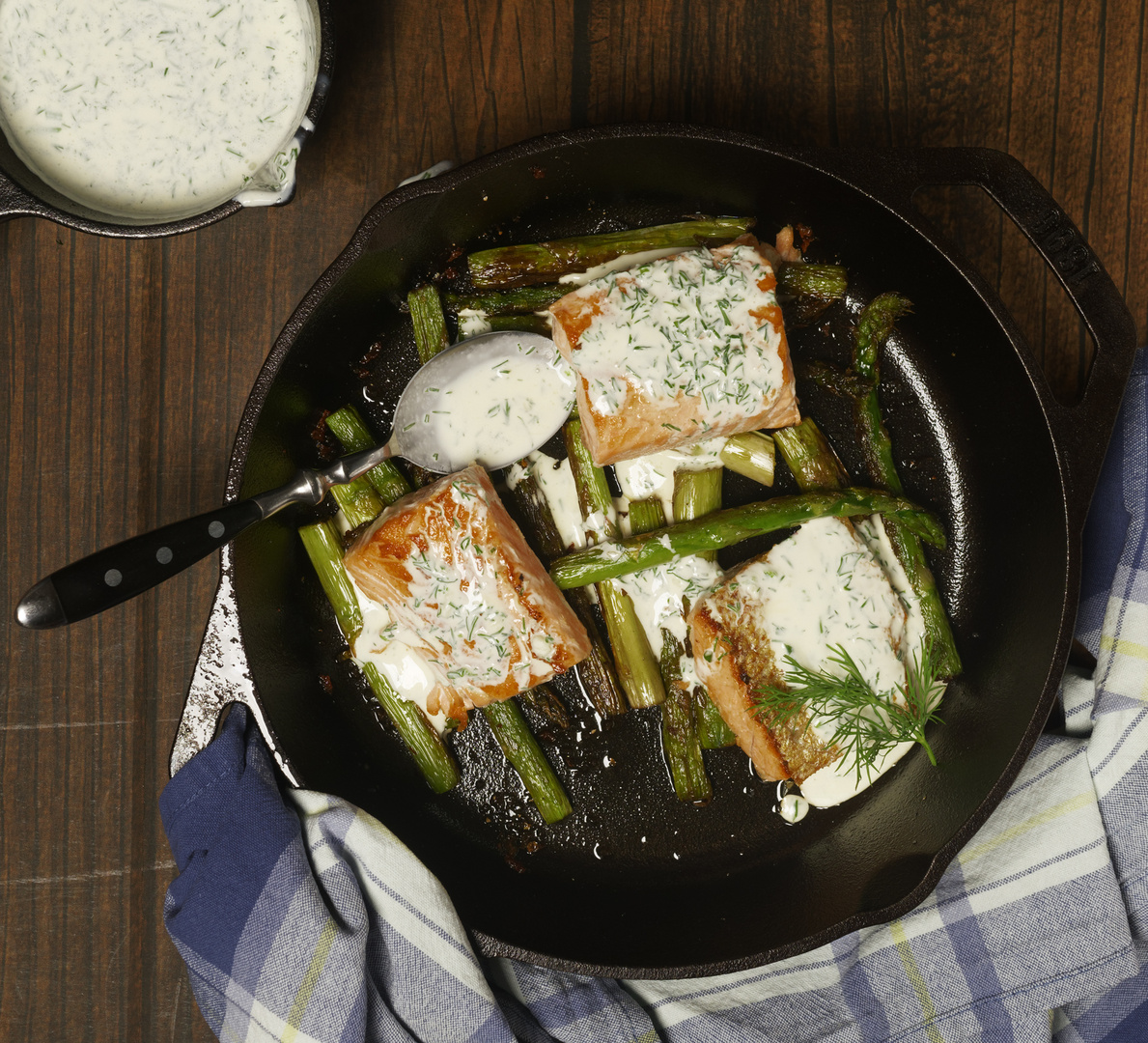 Lachsfilet aus der Pfanne mit Dillsauce und Sautierten Spargel2