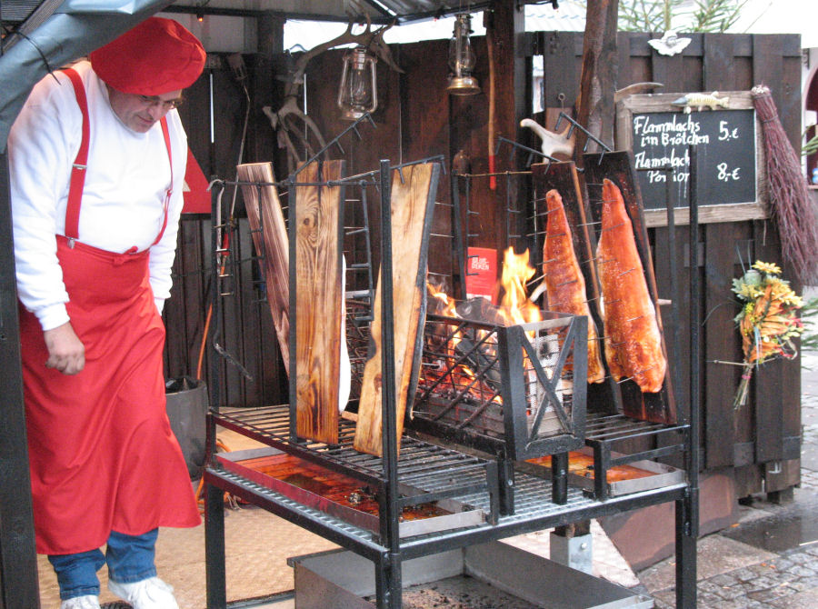 Lachsräucherei auf dem Weihnachtsmarkt in Köln