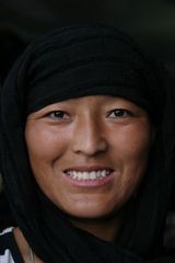 Ladakh, Leh, junge Frau, beim Eikaufen gestört