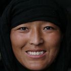 Ladakh, Leh, junge Frau, beim Eikaufen gestört