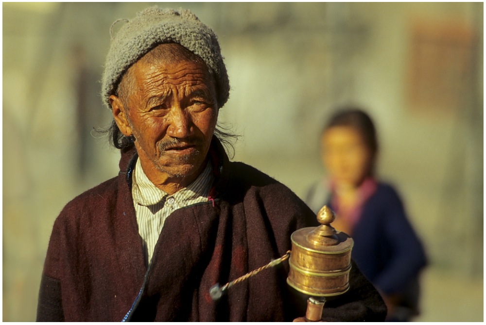 Ladakhi mit Gebetsmühle in Leh, Ladakh