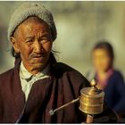 Ladakhi mit Gebetsmühle in Leh, Ladakh