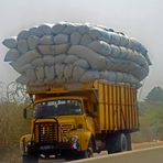 Ladekünstler (Transport im Senegal 2)