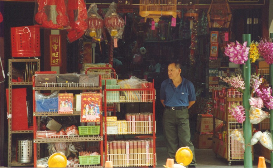 Ladenbesitzer vor seinem Geschäft in China Town, Kuala Lumpur