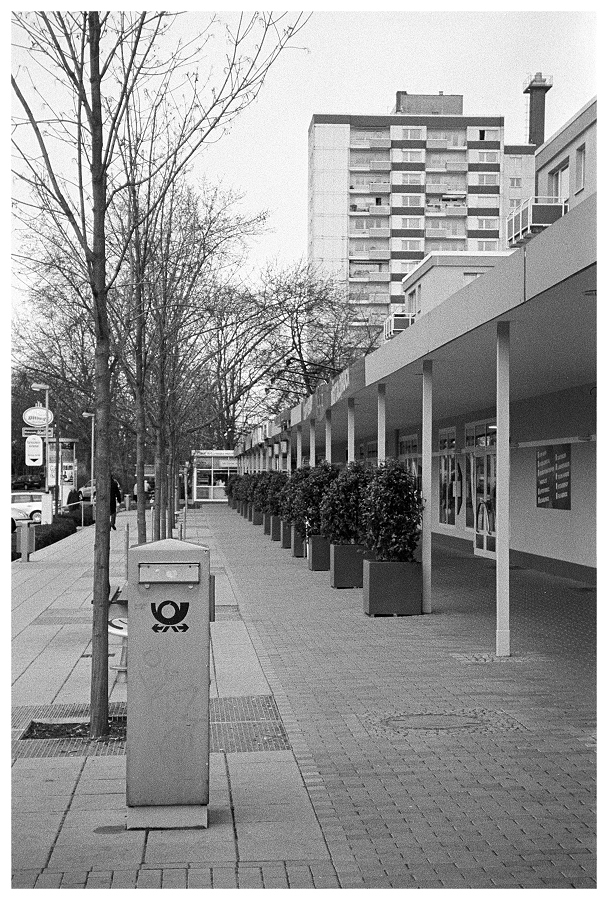 Ladenpassage mit Säulenbriefkasten