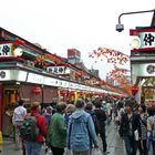 Ladenzeile im Kannon-Tempel in Tokyos Stadtteil Asakusa