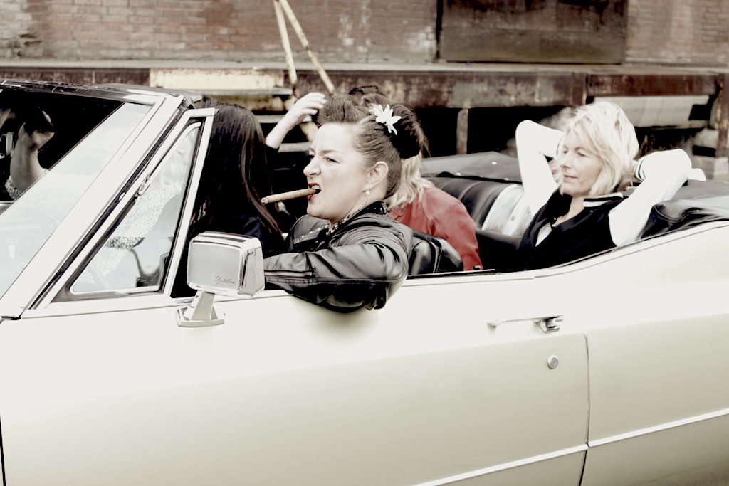 Ladies im 60er Cadillac DeVille