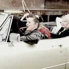 Ladies im 60er Cadillac DeVille