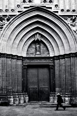 Lado del portal de la catedral de Barcelona