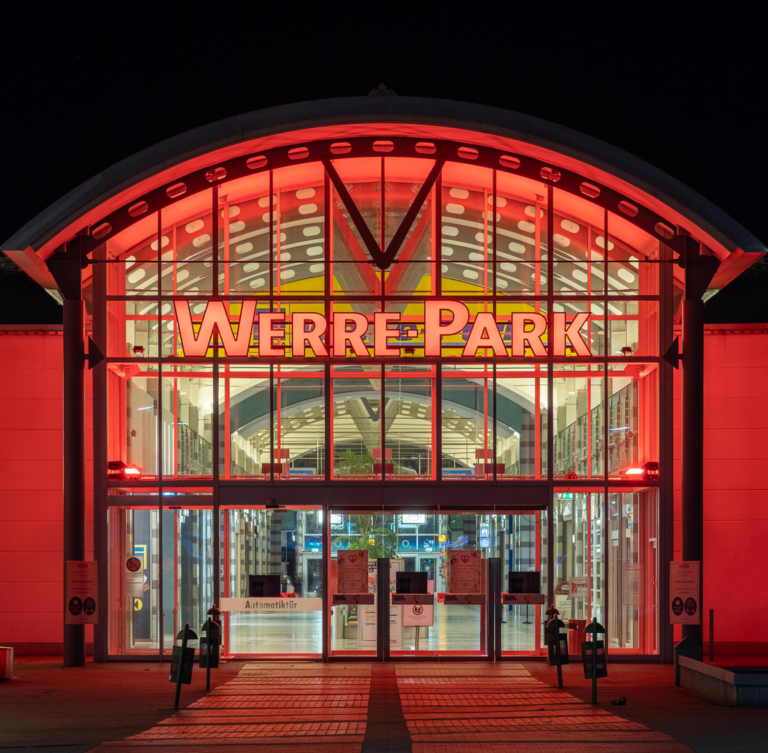 Lady äh Werrepark in red...