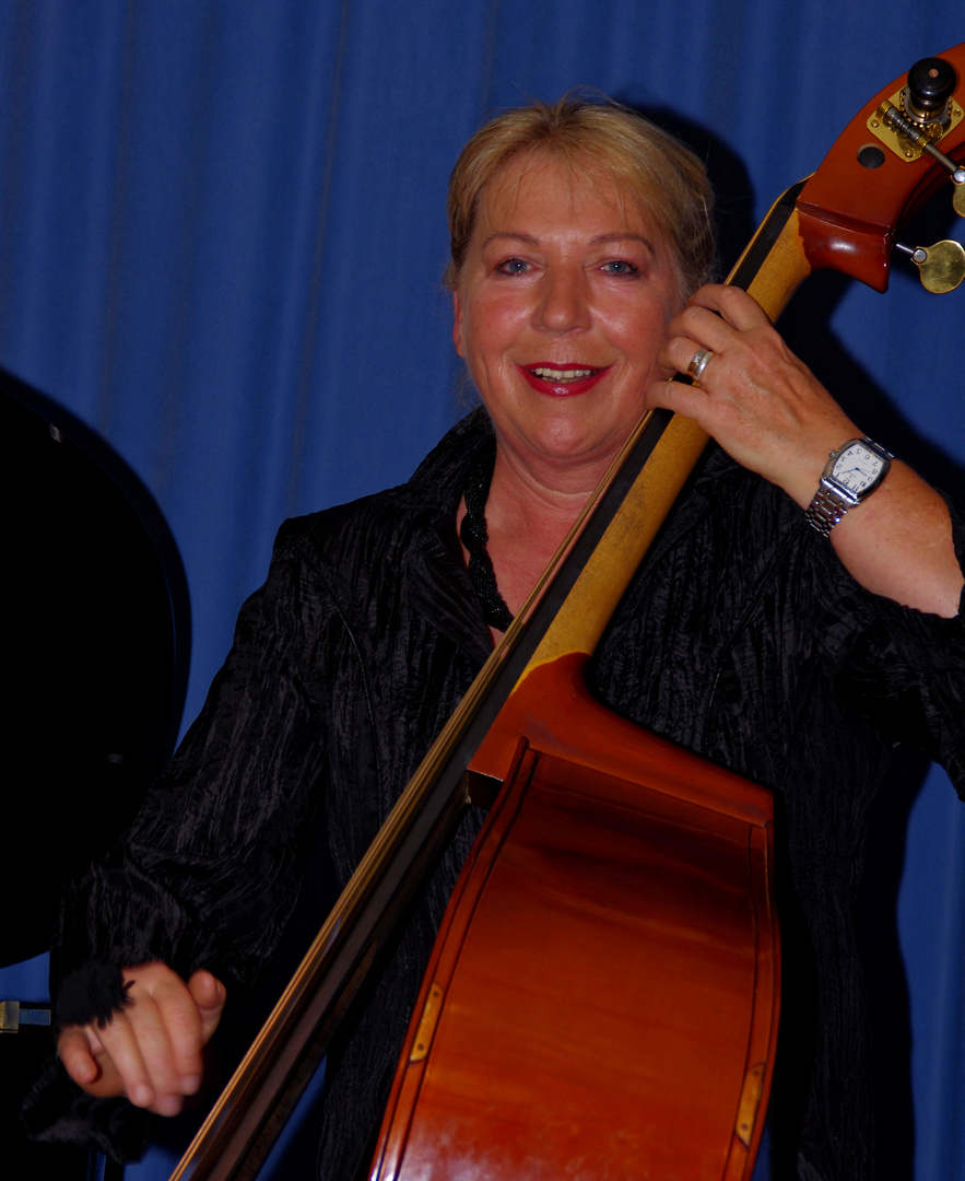 ' Lady Bass' - Lindy Huppertsberg