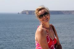 "Lady in Red vor dem Cabo de Vicente"