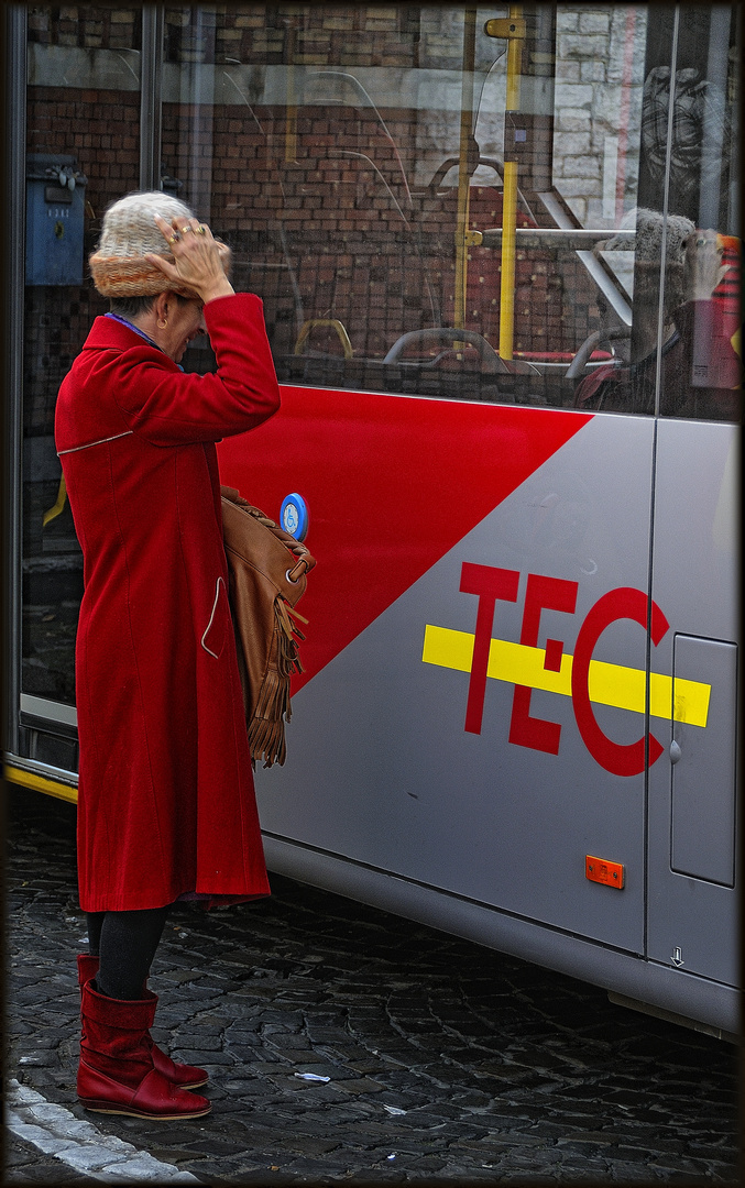 Lady in TEC-red...