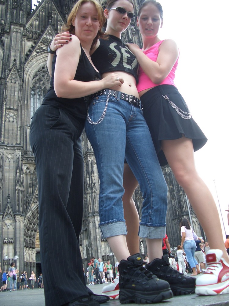 Lady Manu , Drea, und Elektra auf dem Domvorpaltz in Köln