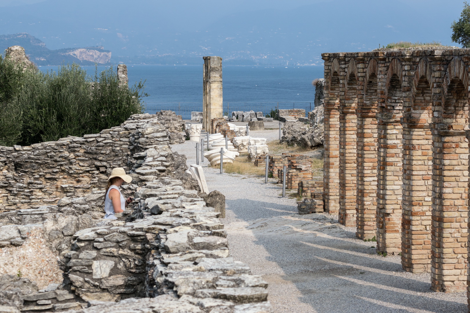 Lady mit Hut - Grotte di Catullo