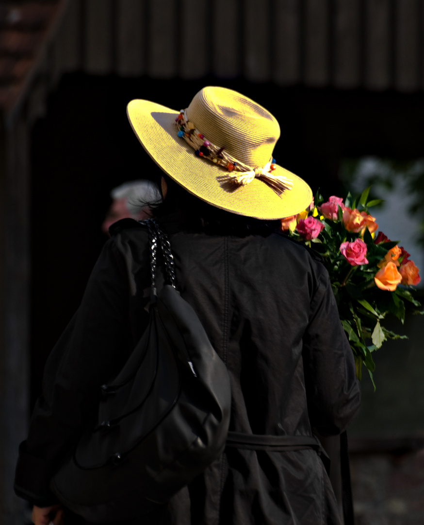 Lady mit Hut und Rosen
