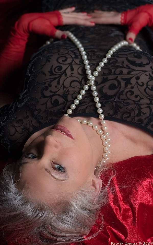 Lady mit Perlenkette
