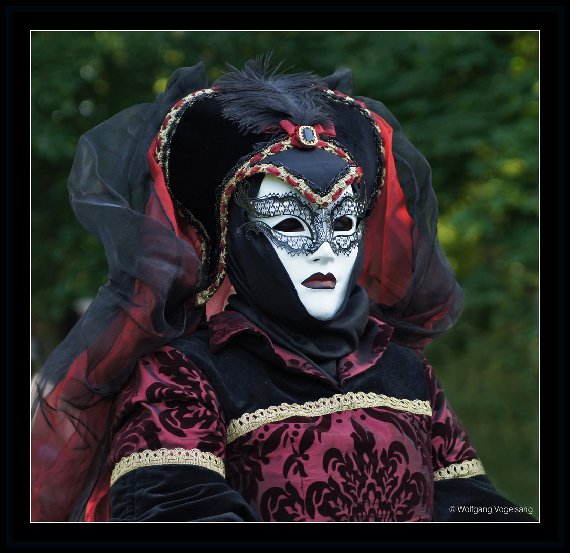 Lady mit weißer Maske