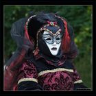 Lady mit weißer Maske