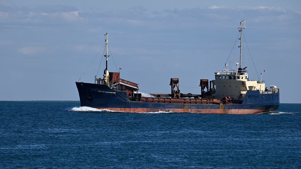 Lady of Chichester (Hopper Dredger, Baggerschiff) im Thyborøn-Kanal (DK)