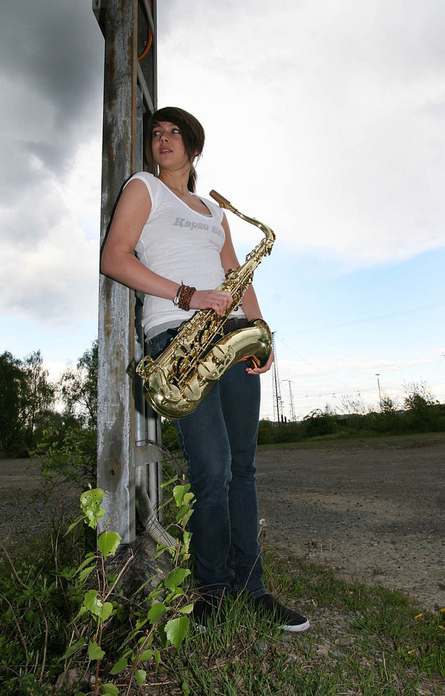 Lady saxophone