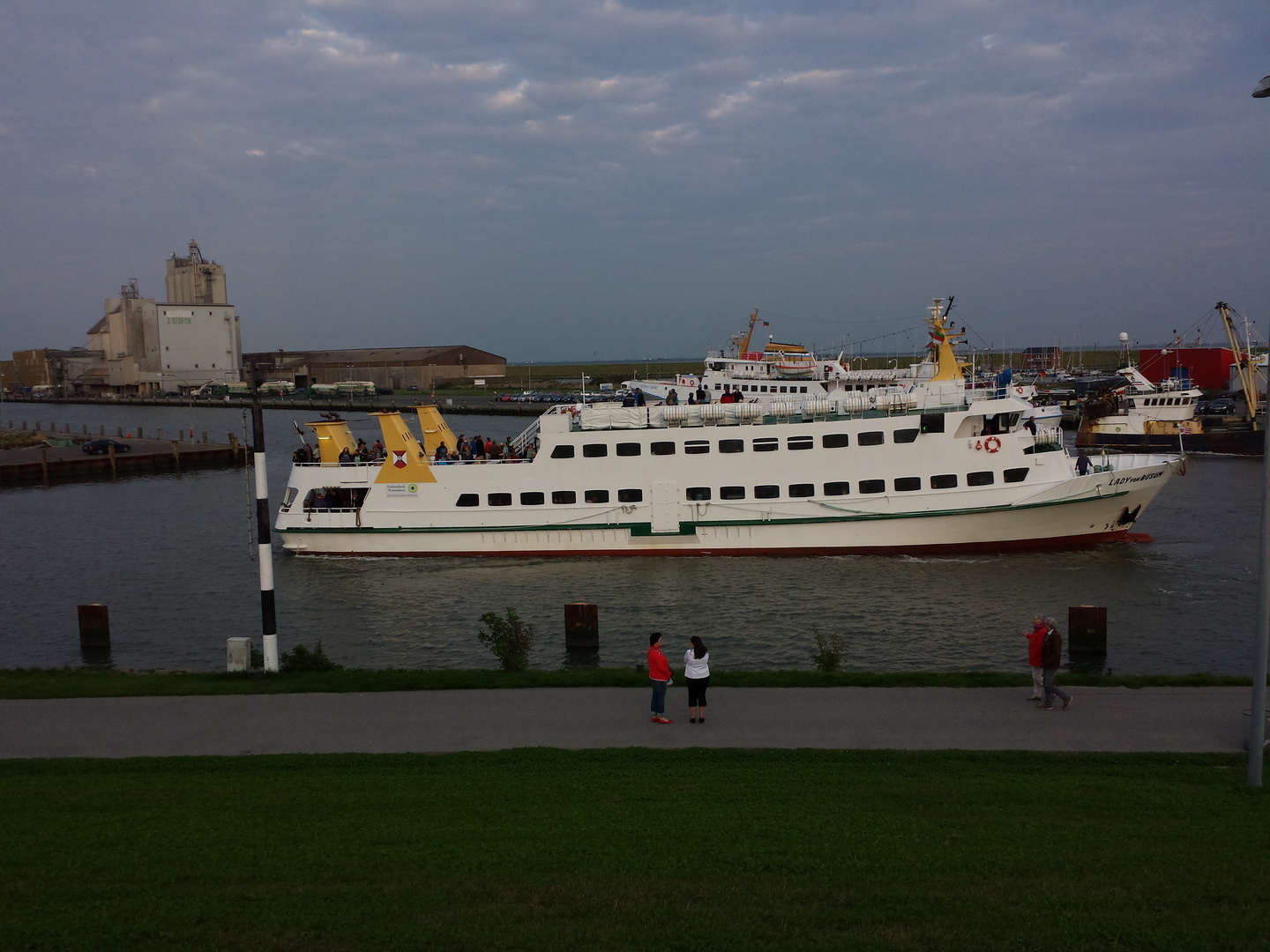 Lady von Büsum beim rückwärts Einparken im Büsumer Hafen