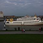 Lady von Büsum beim rückwärts Einparken im Büsumer Hafen