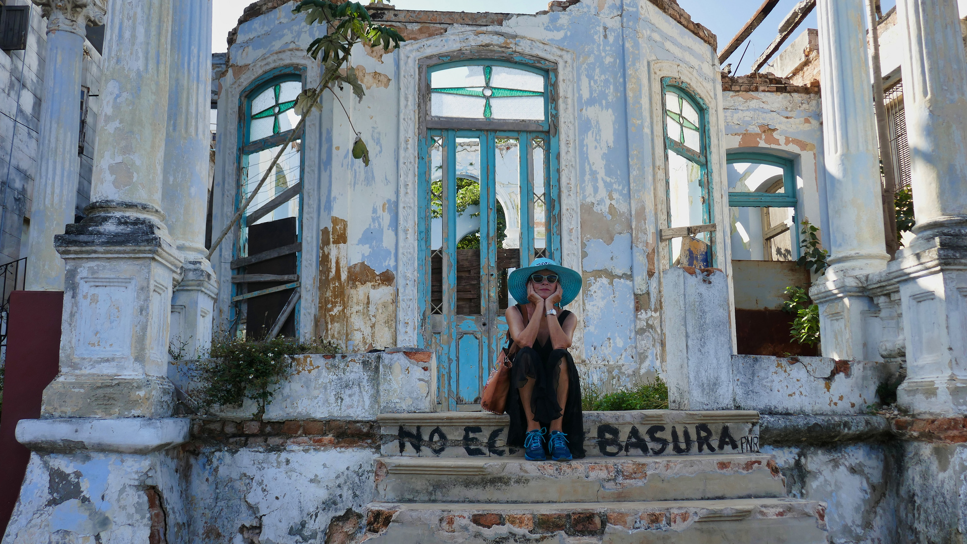 Lady vor Ruine in Havanna, Kuba