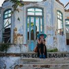 Lady vor Ruine in Havanna, Kuba