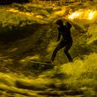 LadyStyle in der Eisbachwelle - die Welle glüht