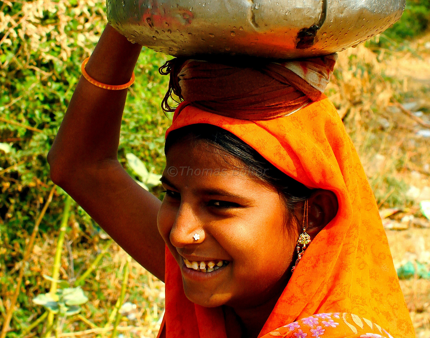 Lächeln eines jungen Mädchen - An einer Wasserstelle eines Dorfes