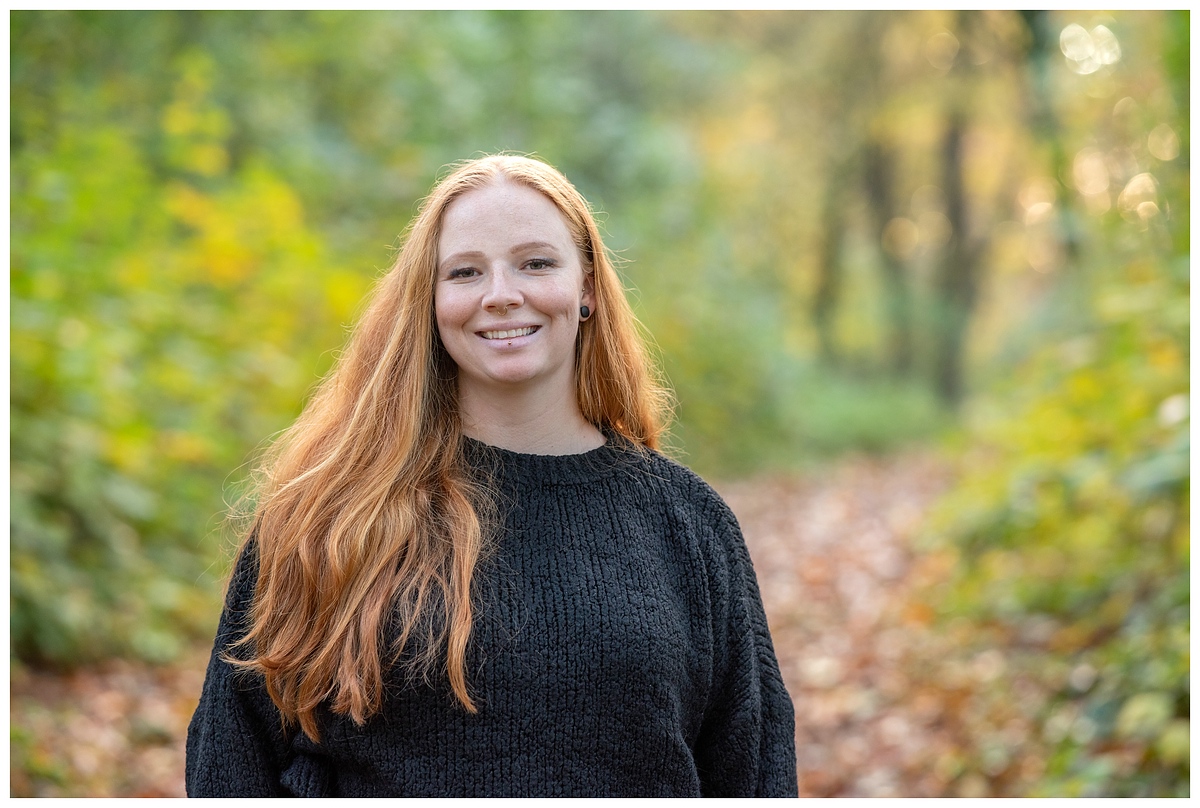 Lächelnd im Herbstwald